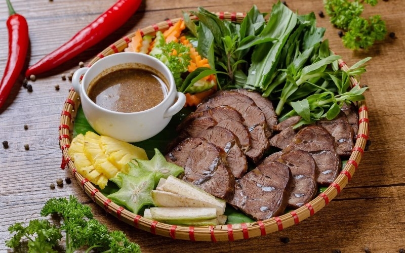 Chấm thịt với nước mắm chua ngọt hoặc mắm nêm là hết sẩy