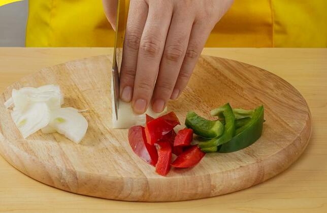 Cắt mỏng ớt chuông và hành tây