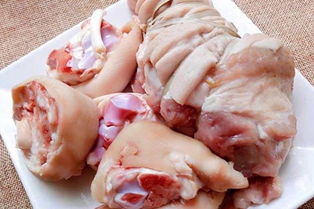 Khử mùi và làm sạch giò heo