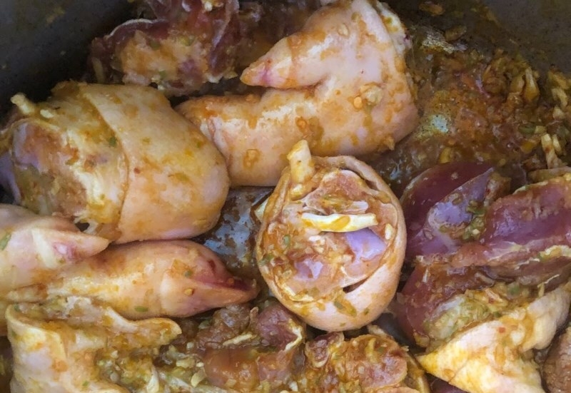 Cho giò heo và nước vào hầm