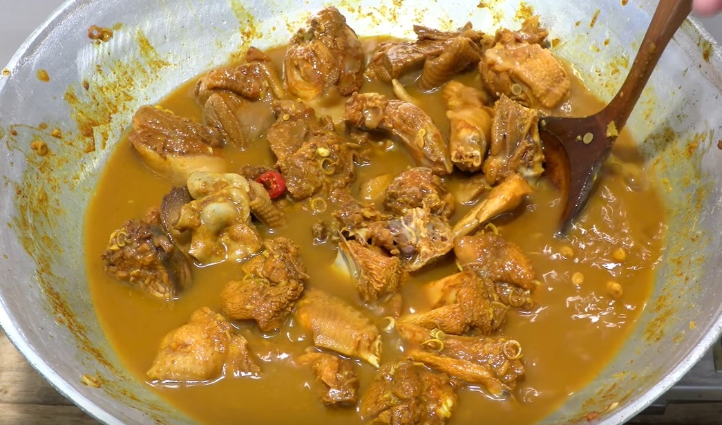 Đổ nước dừa vào gà, đun tới khi gà chín và nước sệt lại