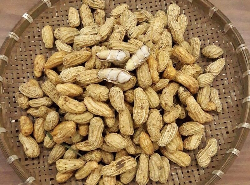 Luộc đậu phộng cho chín mềm