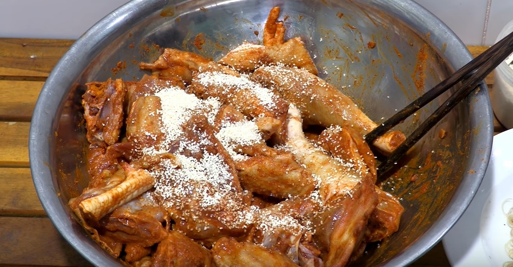 Ướp gà với các gia vị đã chuẩn bị