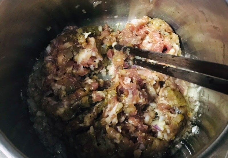 Xào tôm thịt để tạo thành nước sốt ngon