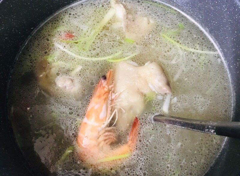 Cho tôm vào và nêm nếm lại