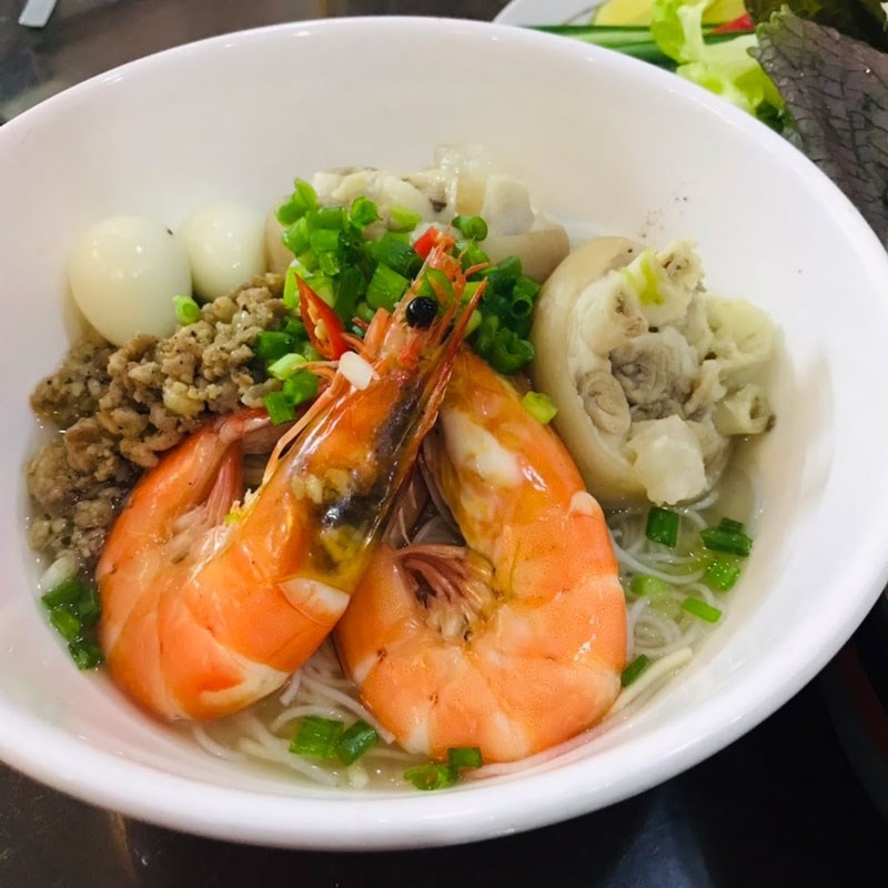 Thưởng thức hủ tiếu nóng hổi và cảm nhận vị ngon đúng điệu, đầy hấp dẫn