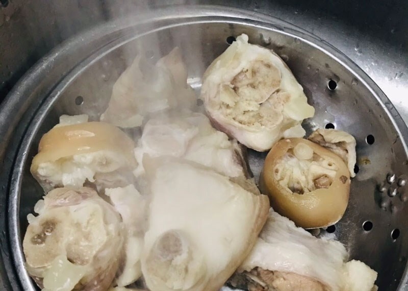 Xả giò heo qua nước lạnh