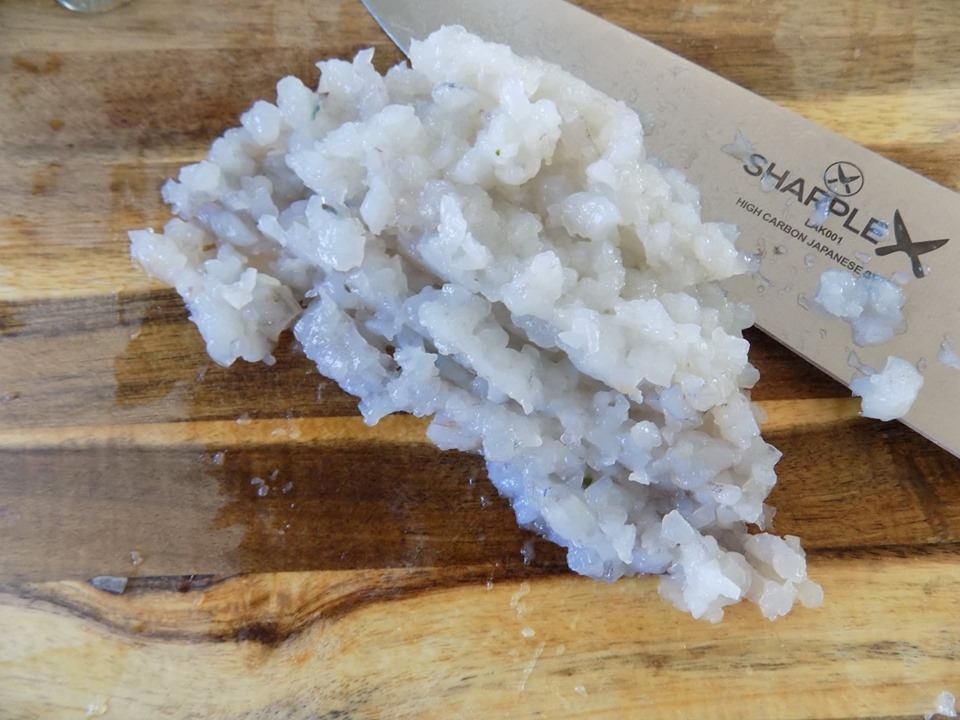 Băm nhuyễn vài con tôm để làm nước sốt