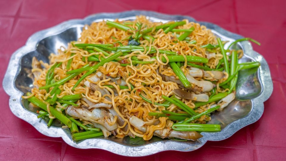 Mì xào ốc móng tay dai giòn sần sật