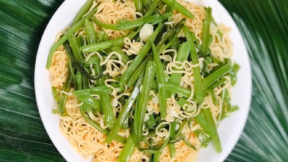 Mì xào rau muống sẽ khiến bạn mê đắm từ những miếng đầu tiên