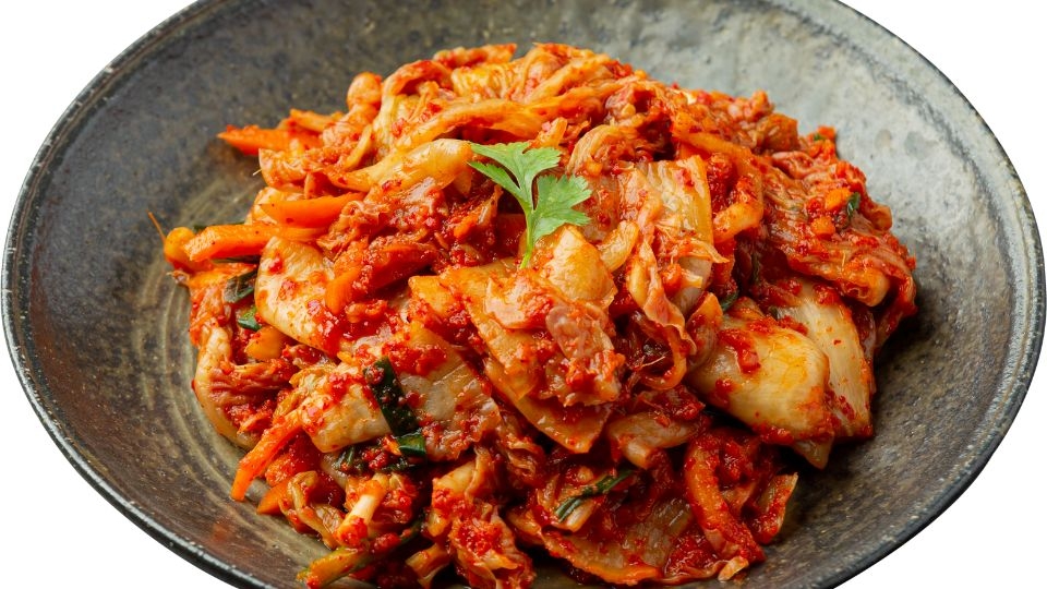 Chút chua chua, cay cay tạo nên món mì xào kim chi không thể nào quên