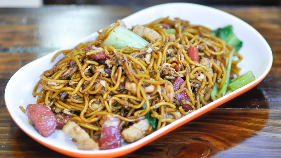 Mì xào xúc xích thơm ngon, hấp dẫn