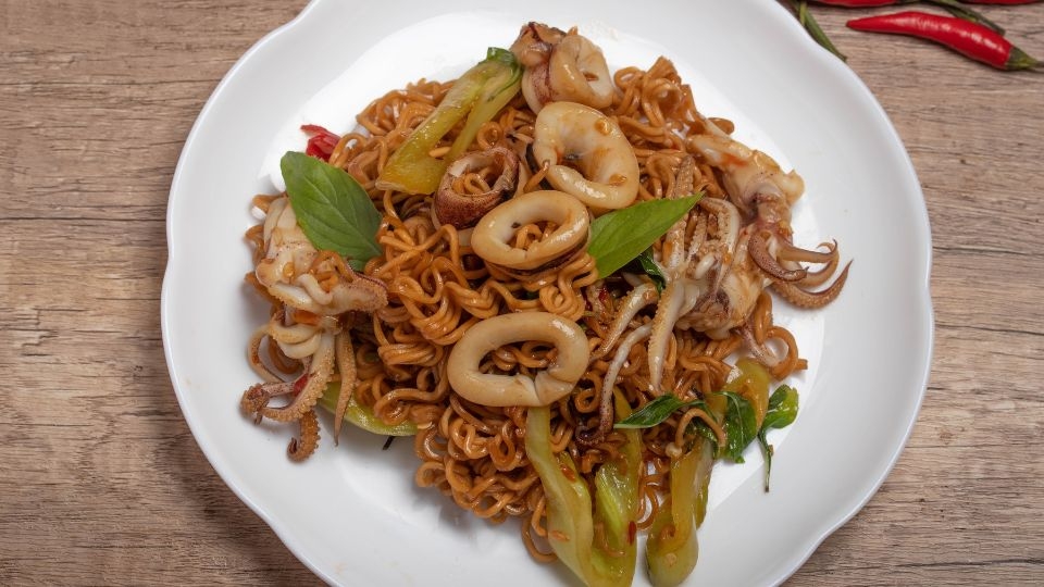Mì xào mực với hương vị thơm ngon