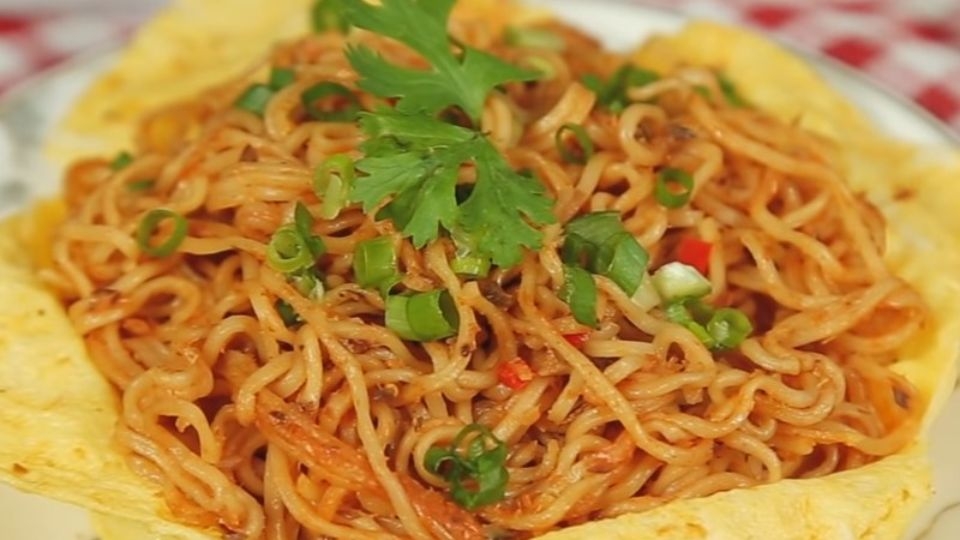 Mì xào trứng cuộn cá hộp bắt mắt, thơm béo