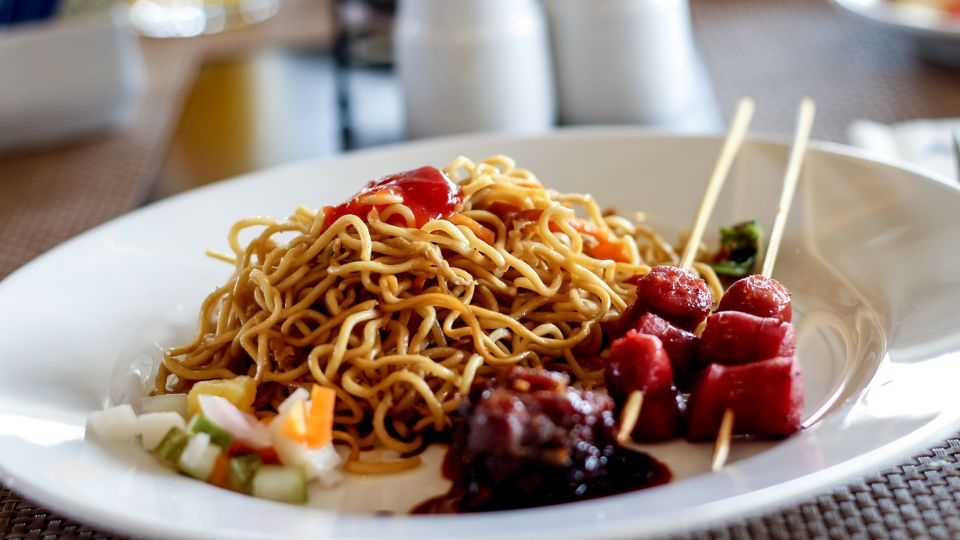 Mì xào lạp xưởng không những bắt mắt mà còn rất ngon miệng