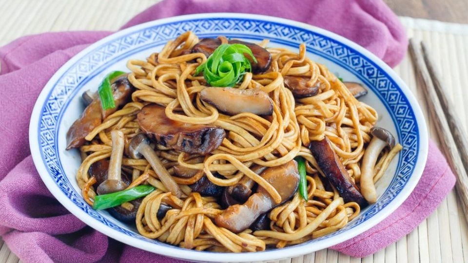 Mì xào nấm bổ sung đầy đủ chất dinh dưỡng