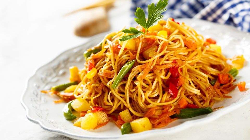 Mì xào ớt chuông bắt mắt, đầy đủ dưỡng chất