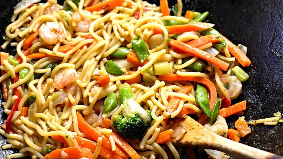 Mì xào hải sản thơm ngon, bổ dưỡng