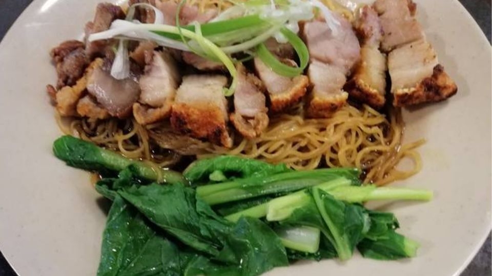 Mì xào heo quay đậm đà, chinh phục mọi chiếc bụng đói