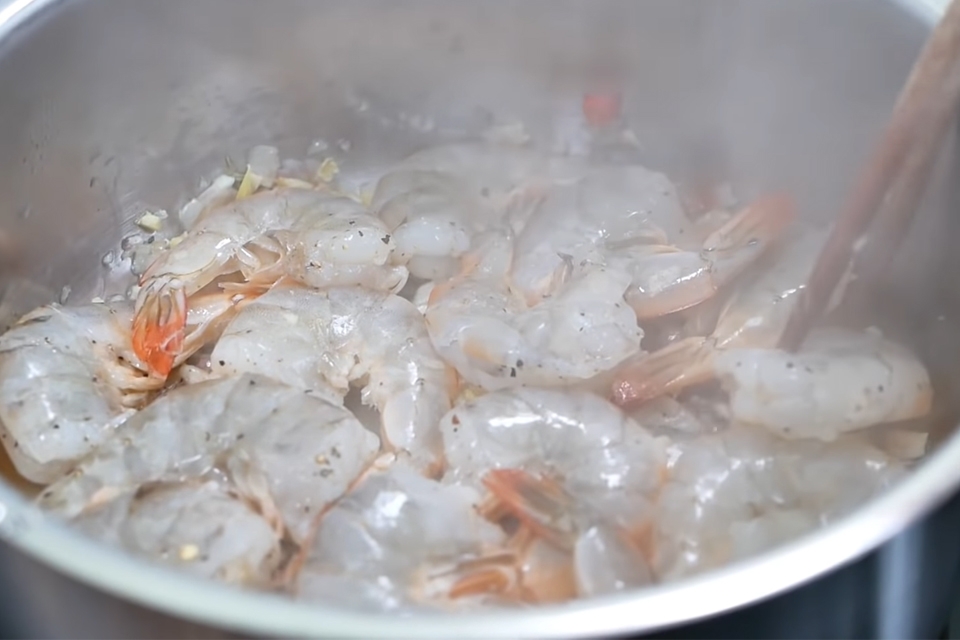 Cho tôm vào chảo đảo đều