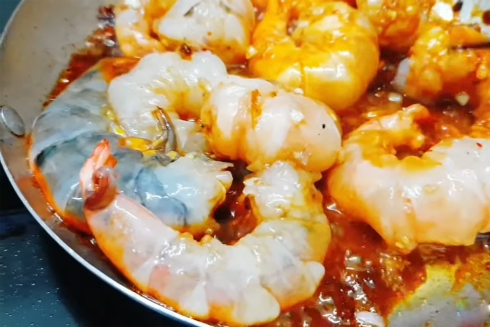Cho tôm vào chảo xào đều