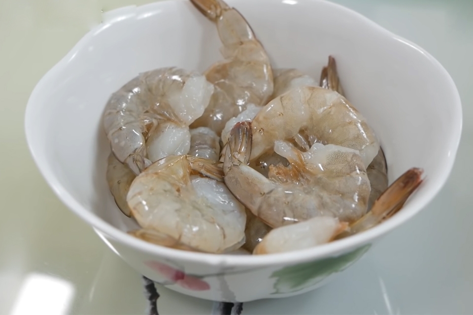Nguyên liệu chuẩn bị cho món tôm kho mặn