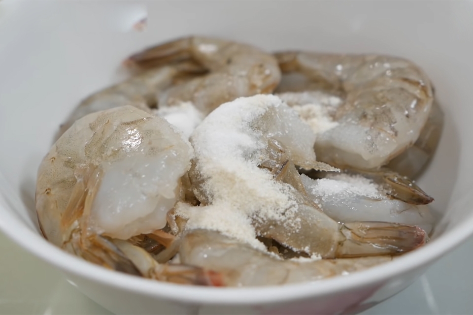 Tôm ướp đều gia vị
