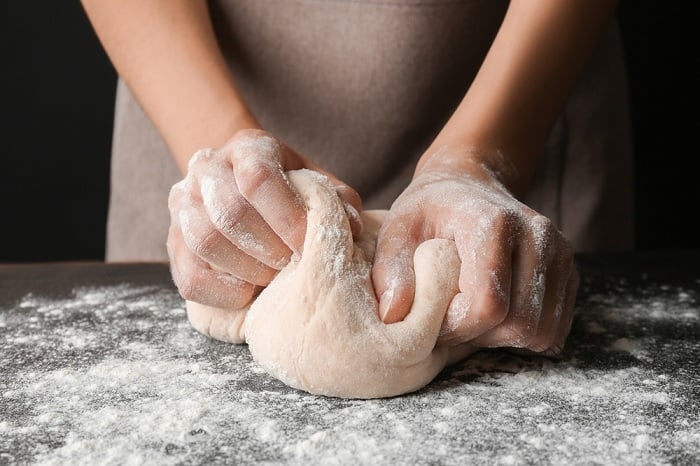 trộn và nhào bột mì đúng cách