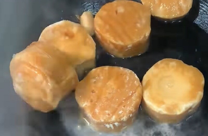 Cho nước và đường thốt nốt vào chảo