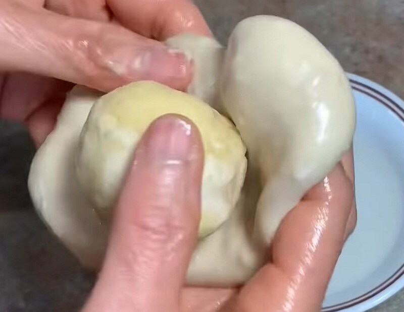 Cho nhân vào vỏ bánh