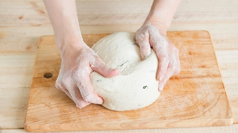 Trộn và nhào bột bánh cho mịn