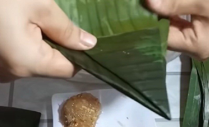 Gấp các mặt lá để tạo hình chiếc phễu