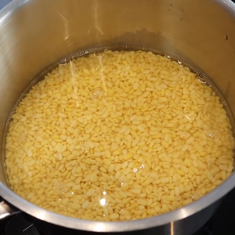 Cho đậu xanh vào nồi và hấp