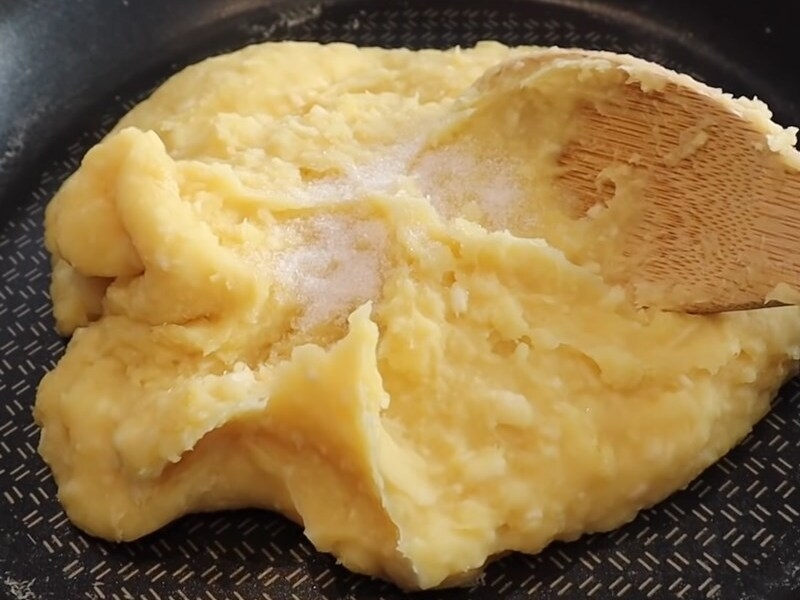 Cho đường, dừa sợi vào đậu xanh, xào chín