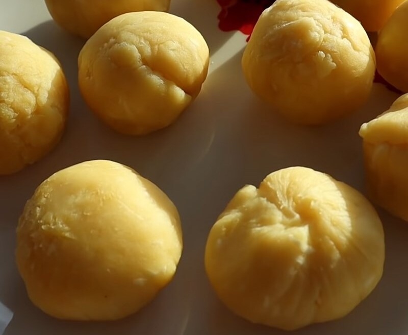 Vo tròn và chia đậu xanh thành nhiều viên giống nhau