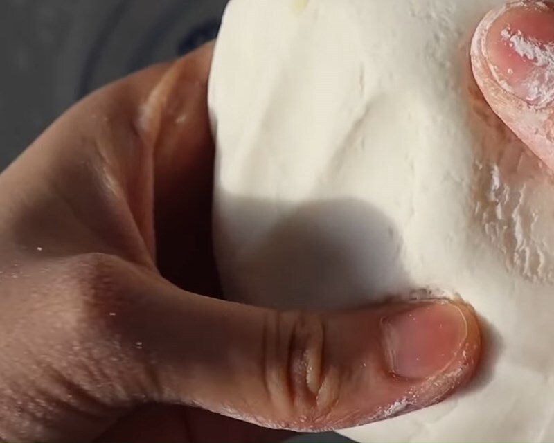 Nhào bột làm vỏ bánh màu trắng