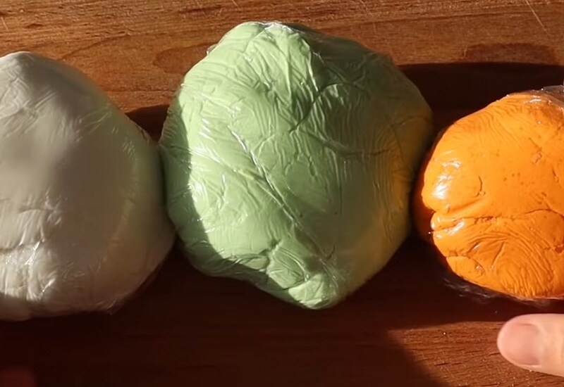 Nhào bột làm vỏ bánh màu xanh và đỏ