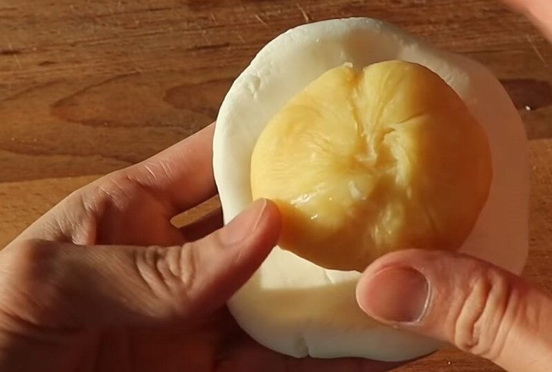 Cho nhân vào bánh, gói kín