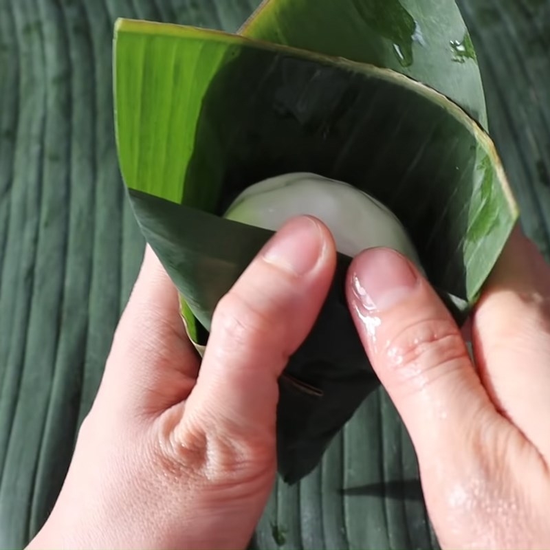 Gói bánh cẩn thận theo các mép lá