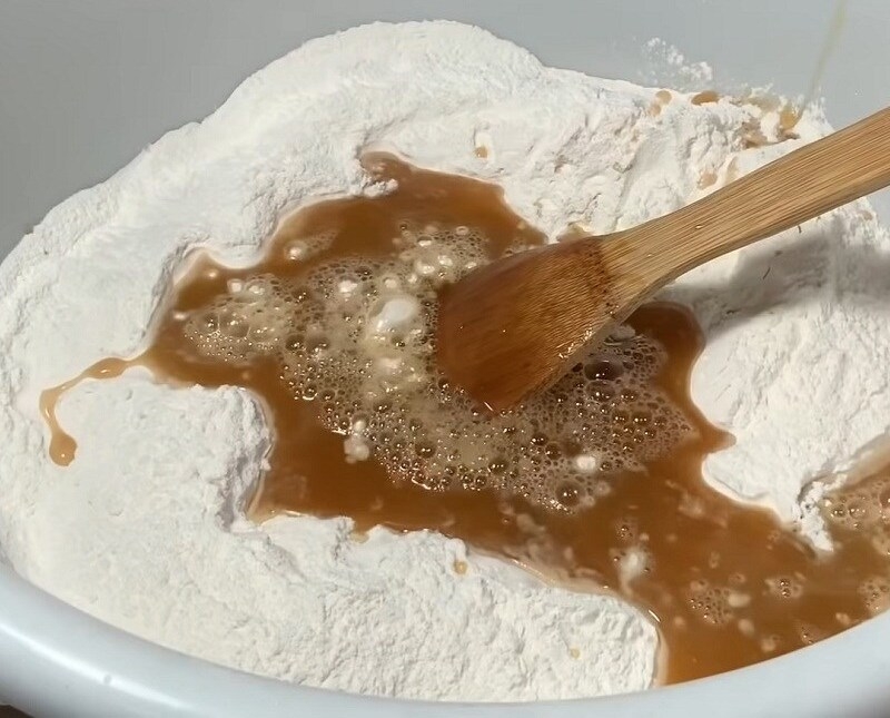 Đổ nước đường từ từ vào bột nếp