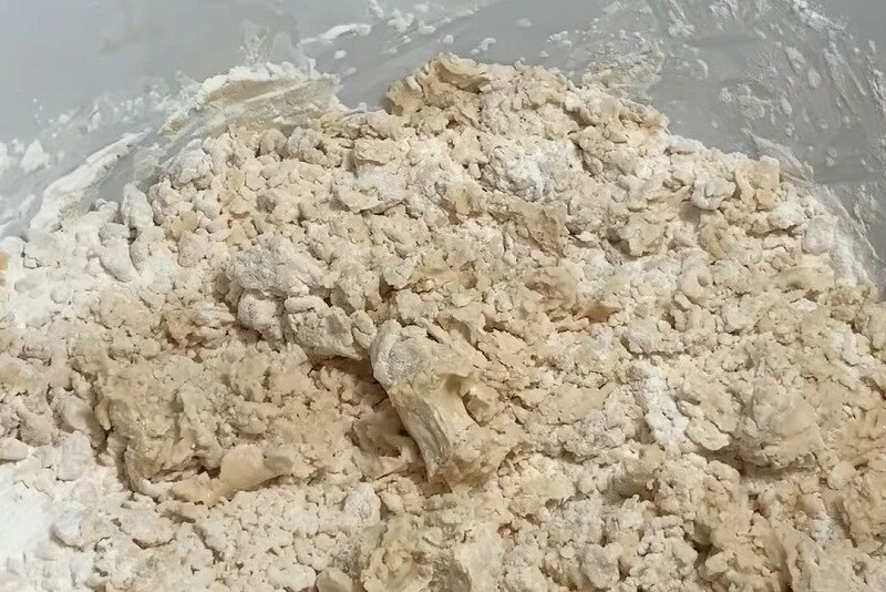 Nhào bột đến khi không còn dính tay