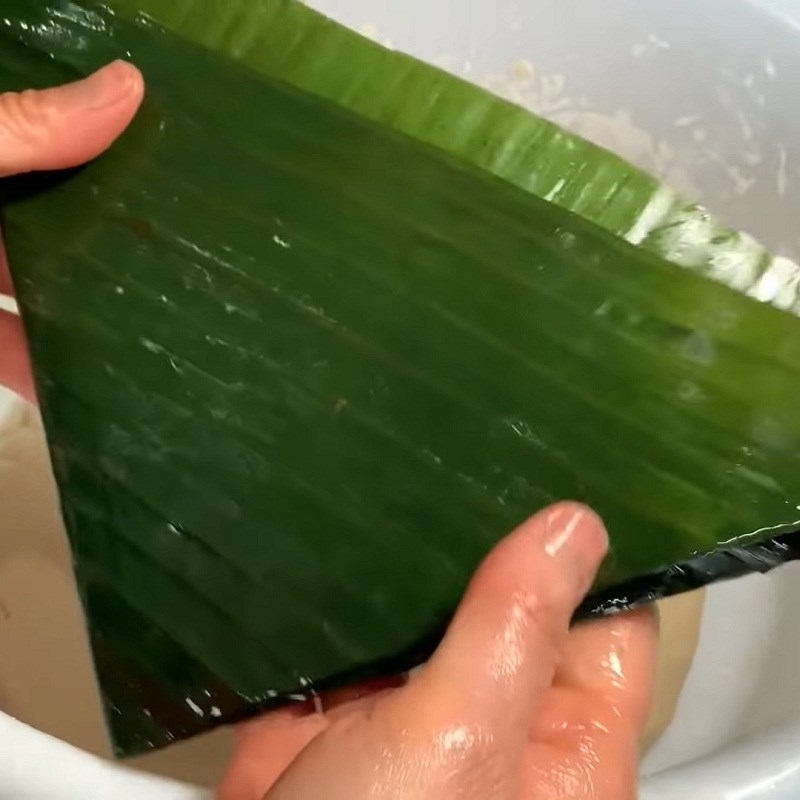 Gấp thành hình tam giác lần một