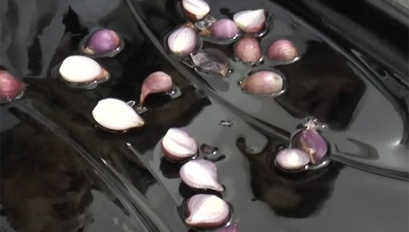 Phết dầu ăn lên khay