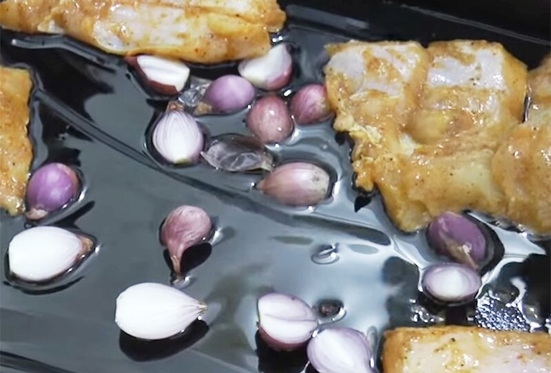 Xếp cá lăng lên khay và nướng