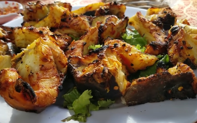 Thịt cá lăng nướng muối ớt cay the, giòn béo ngậy