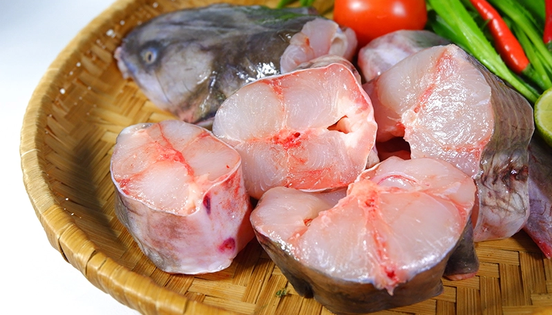 Cá lăng sơ chế và cắt khúc