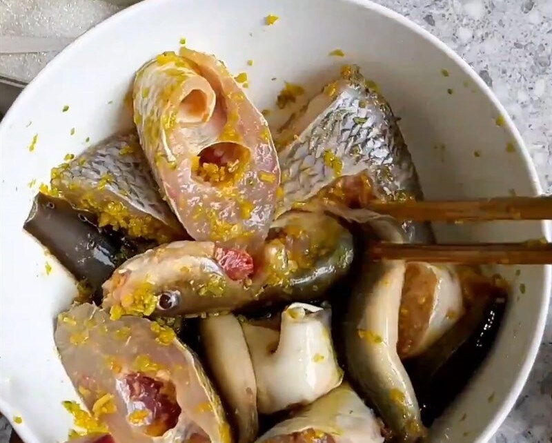 Ướp cá cho thấm đẫm gia vị
