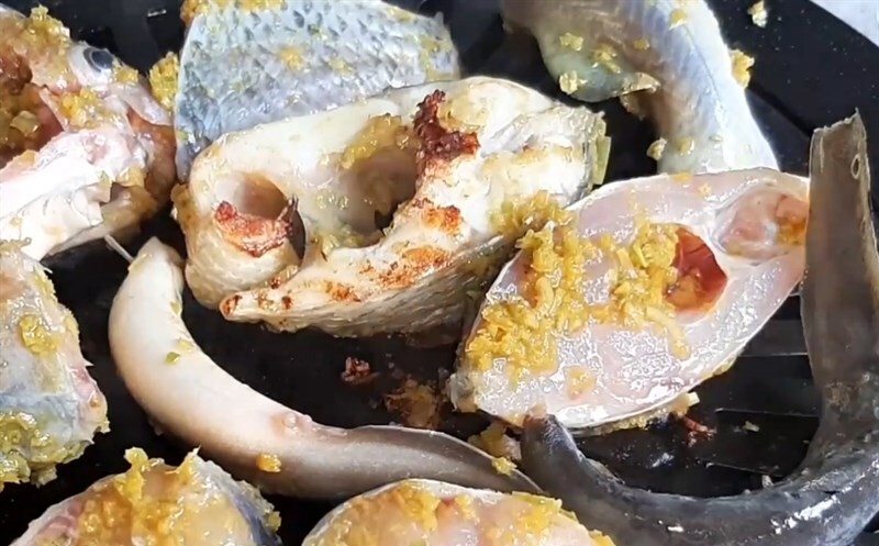 Nướng cá lăng bằng nồi chiên không dầu