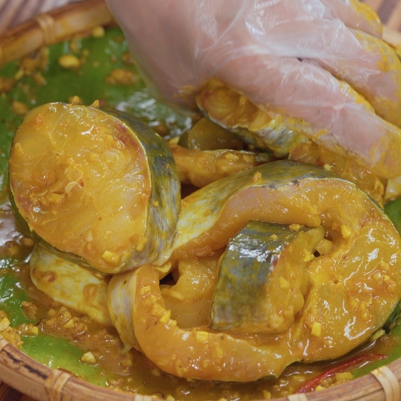 Tiến hành ướp cá với gia vị