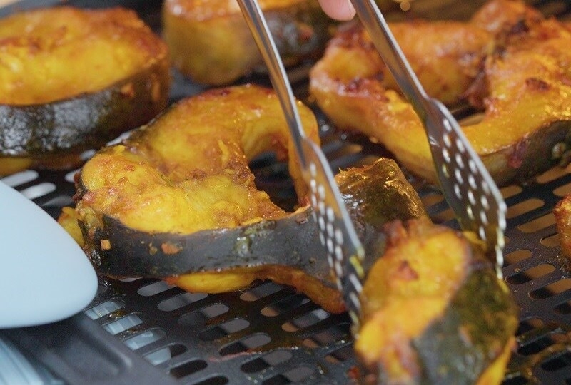 Xếp cá lên vỉ nướng